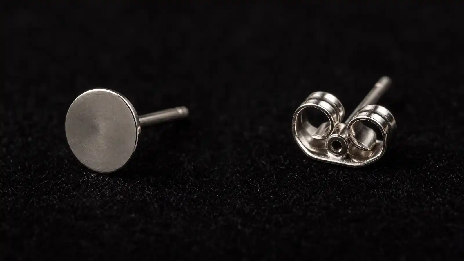 Cover Image for Flat Back vs Butterfly Back Earrings: Which Should You Wear?